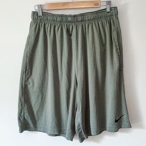 NIKE - gray dri fit athletic basketball shorts size large